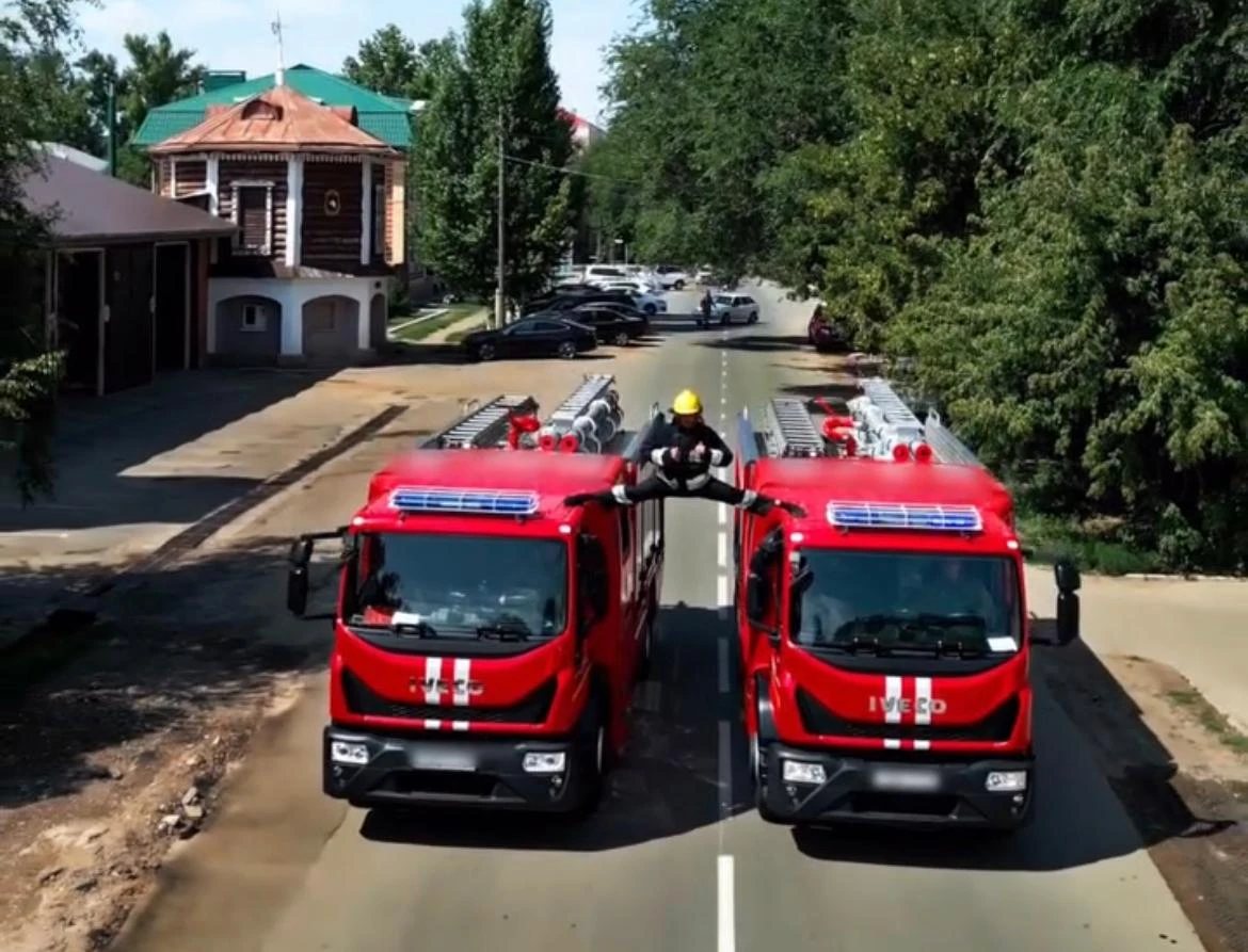 Пожарный повторил трюк Ван Дамма: в полиции ответили на возмущения уральцев